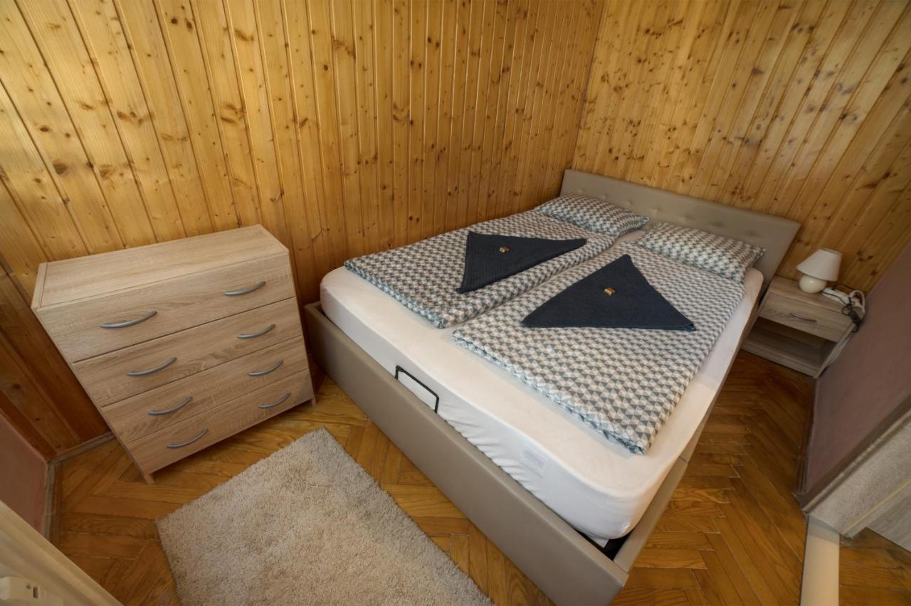 Kőrösi Apartman Pecs Bagian luar foto