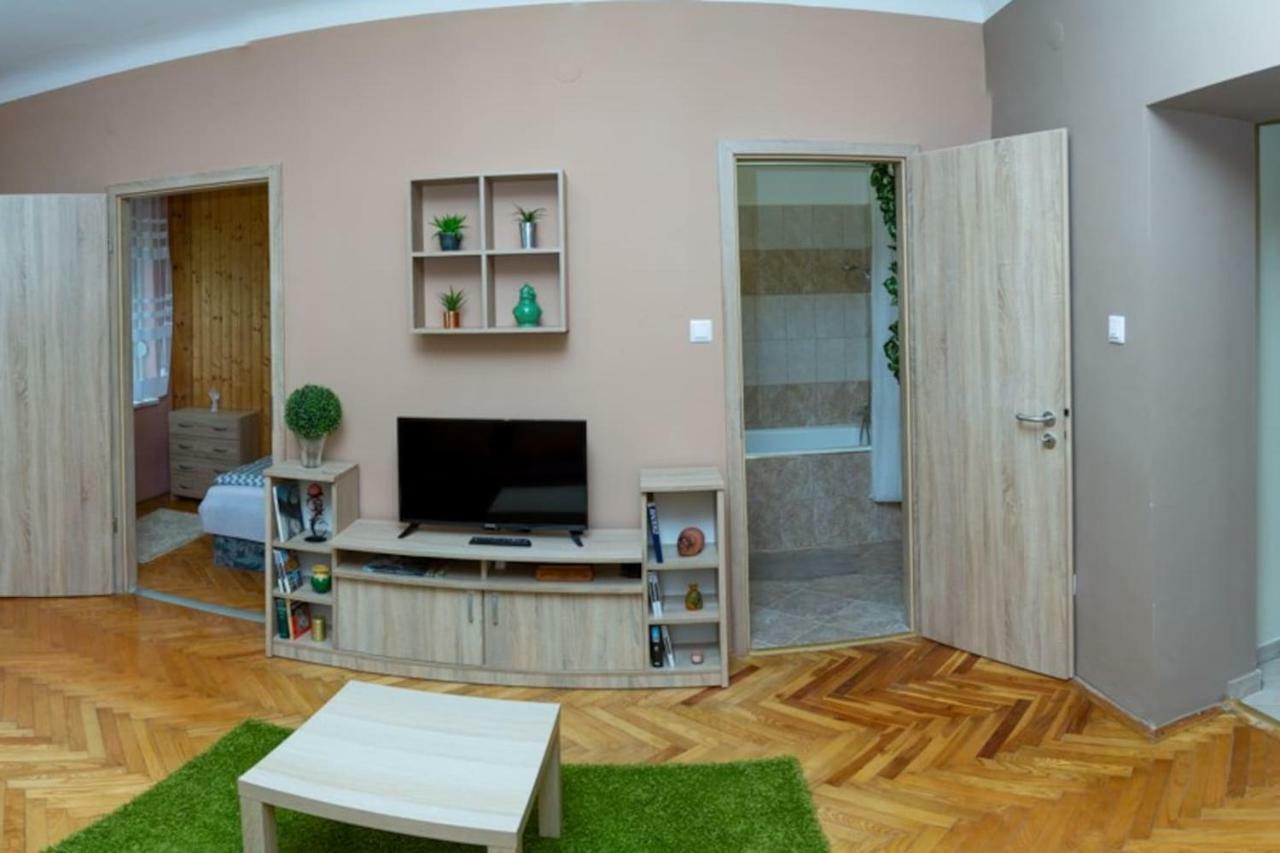 Kőrösi Apartman Pecs Bagian luar foto